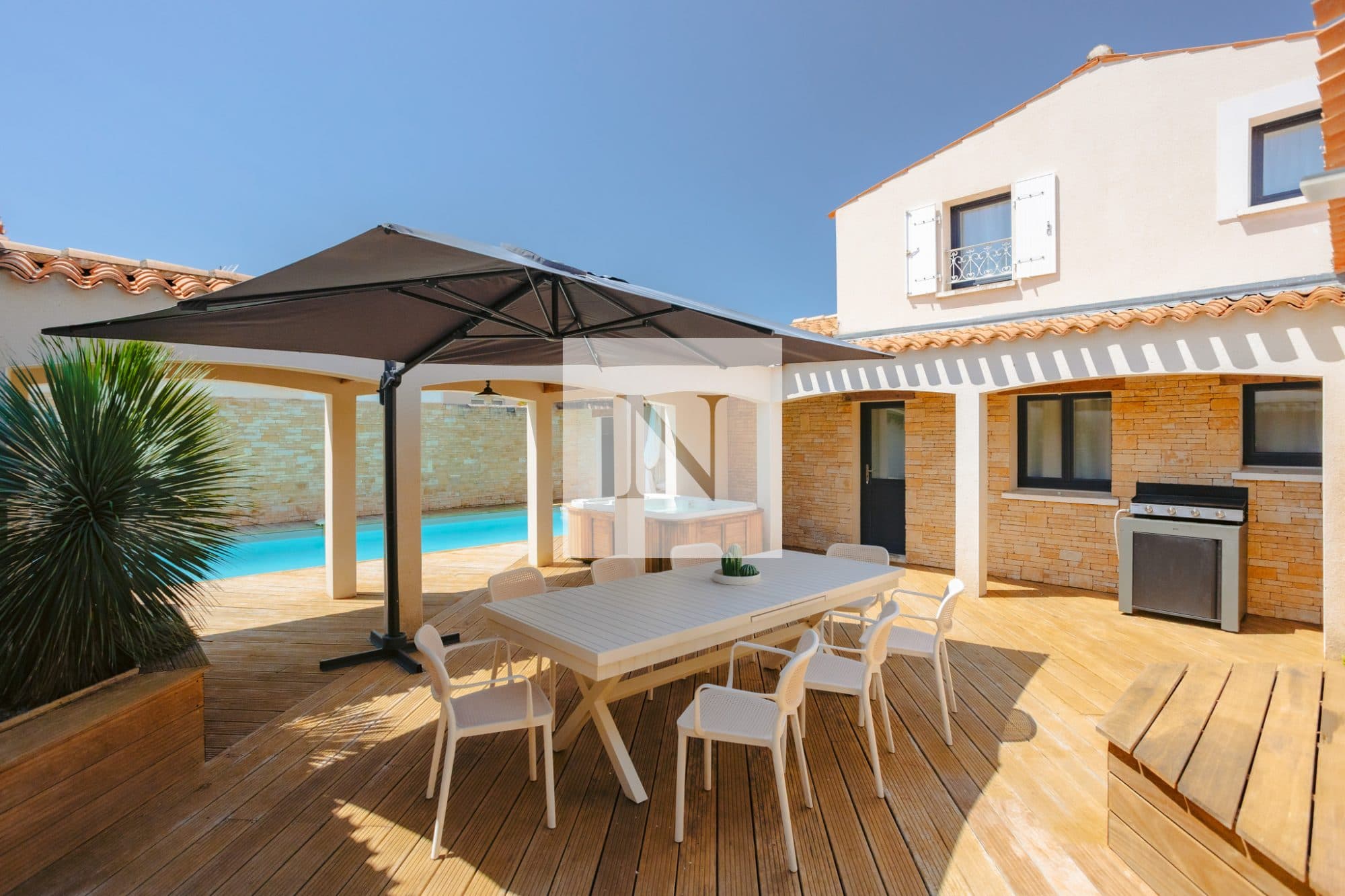 Maison contemporaine 187 m² rénovée avec piscine – Périgny