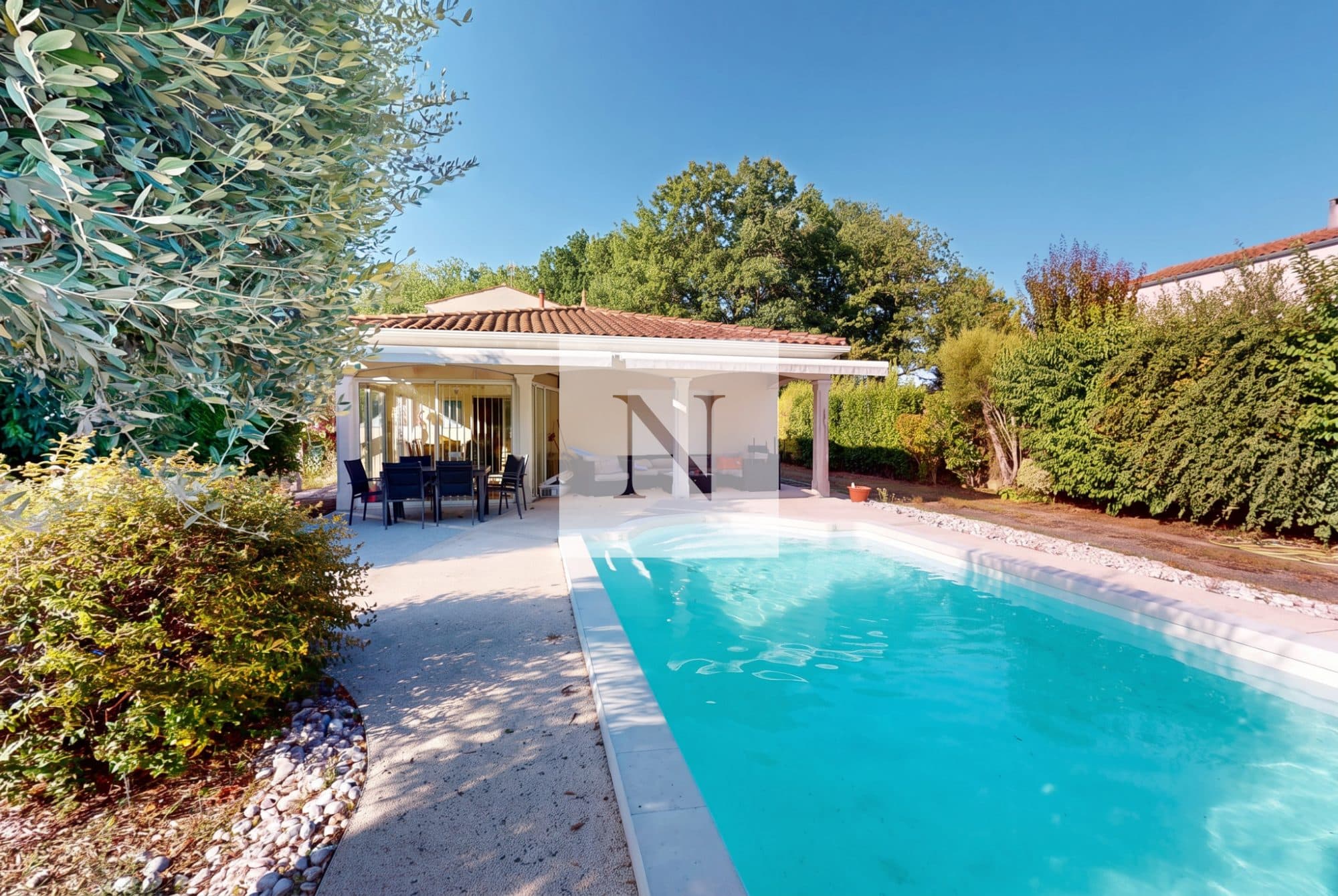 Maison 218 m² avec piscine et terrain de 3 383 m², nord-ouest de Saintes