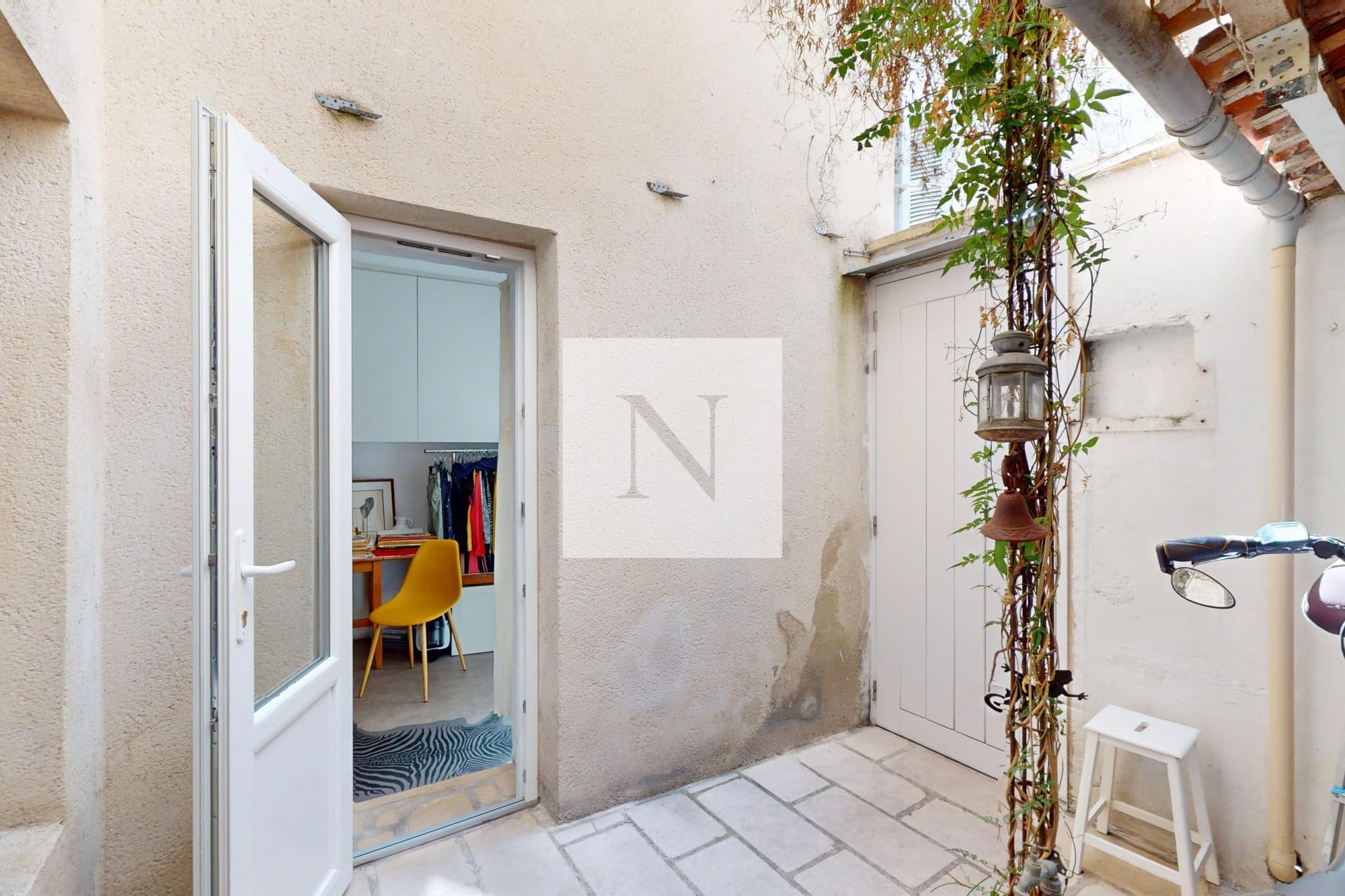 Town house, 86 m², with south-facing courtyard, historic centre of La Rochelle
