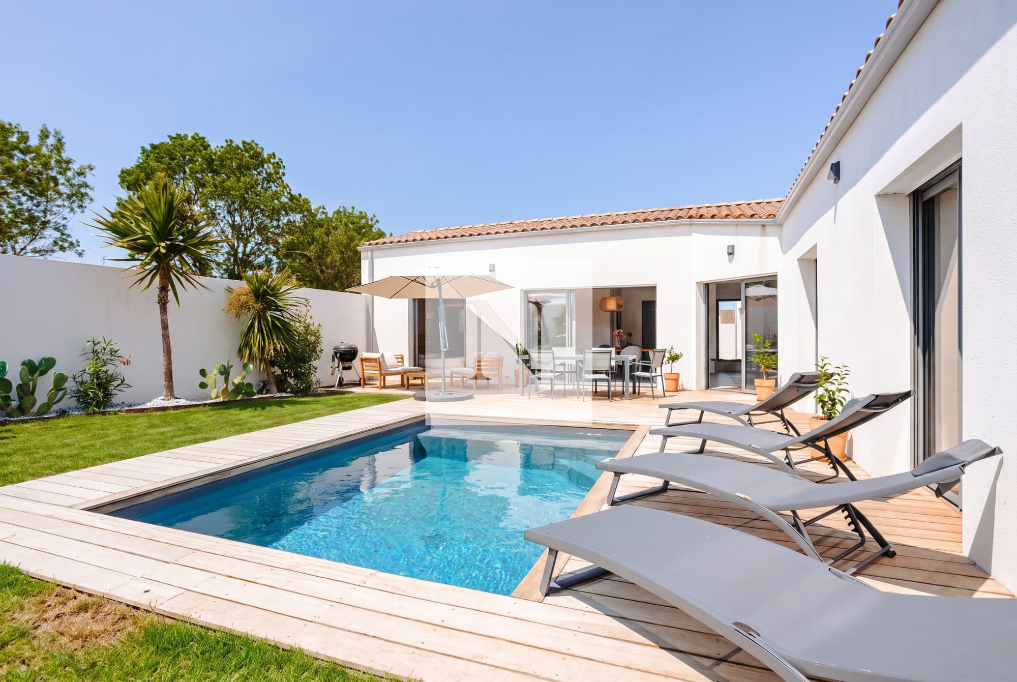 Maison contemporaine 2023 de 150 m² — piscine — DPE A — Lagord