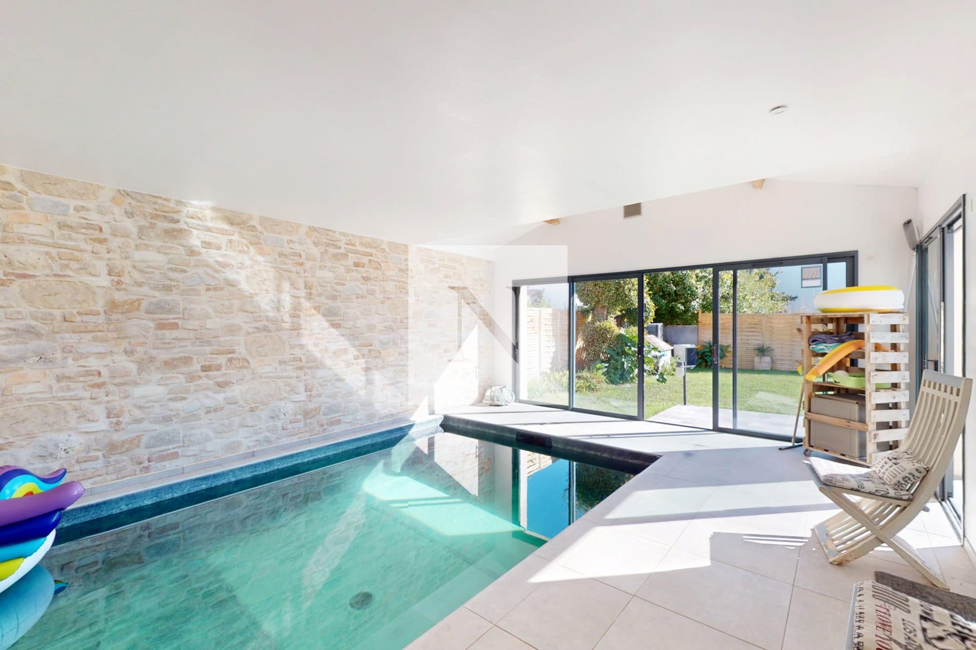Maison contemporaine de 235 m² avec piscine intérieure et 6 chambres - Périgny