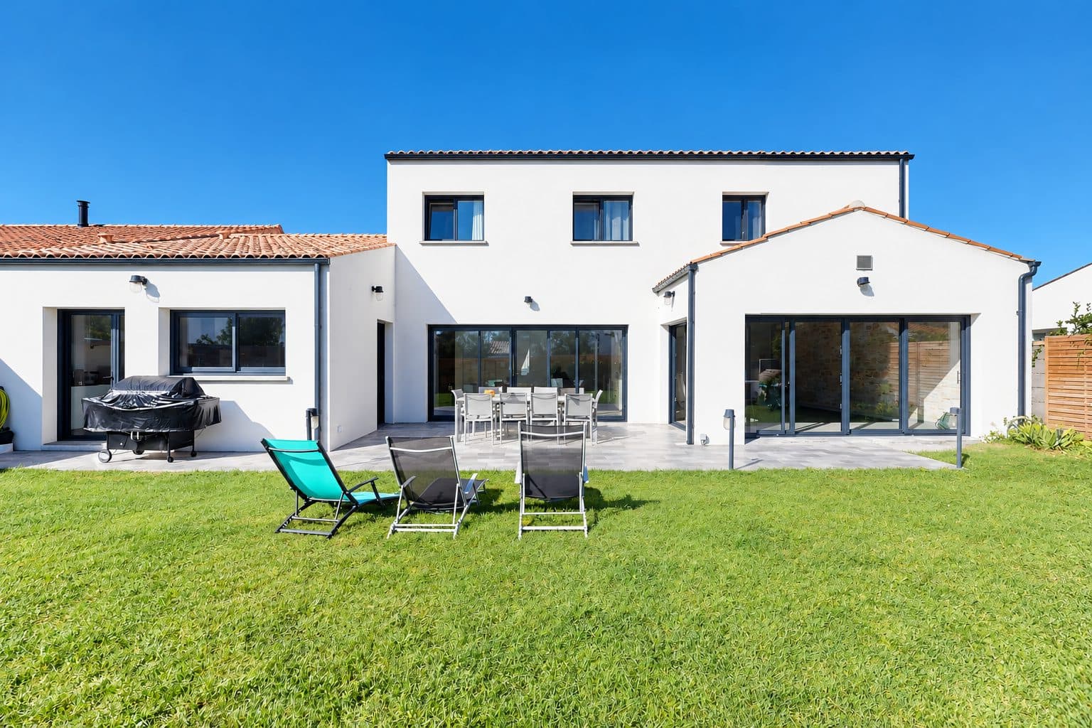 Maison contemporaine de 235 m² avec piscine intérieure et 6 chambres - Périgny