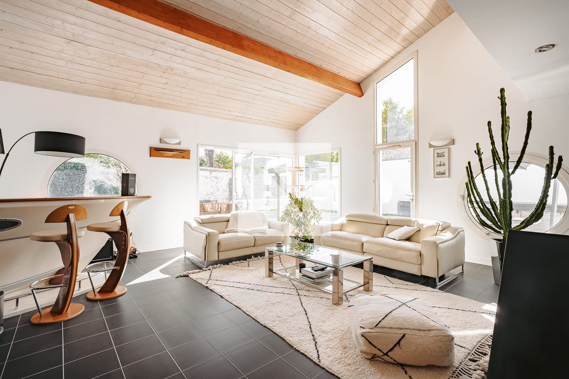 Lafond, lotissement privé : maison familiale de 7 pièces, jardin et piscine — photo 4