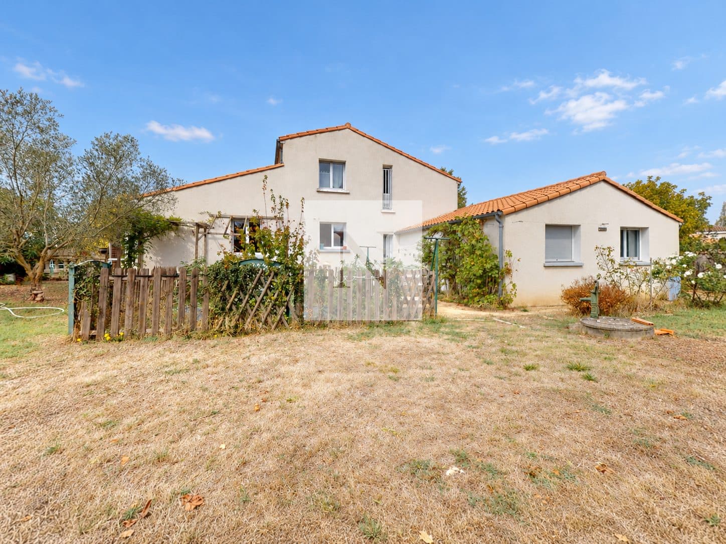 Maison familiale de 226 m² avec piscine et jardin – Saint-Vivien