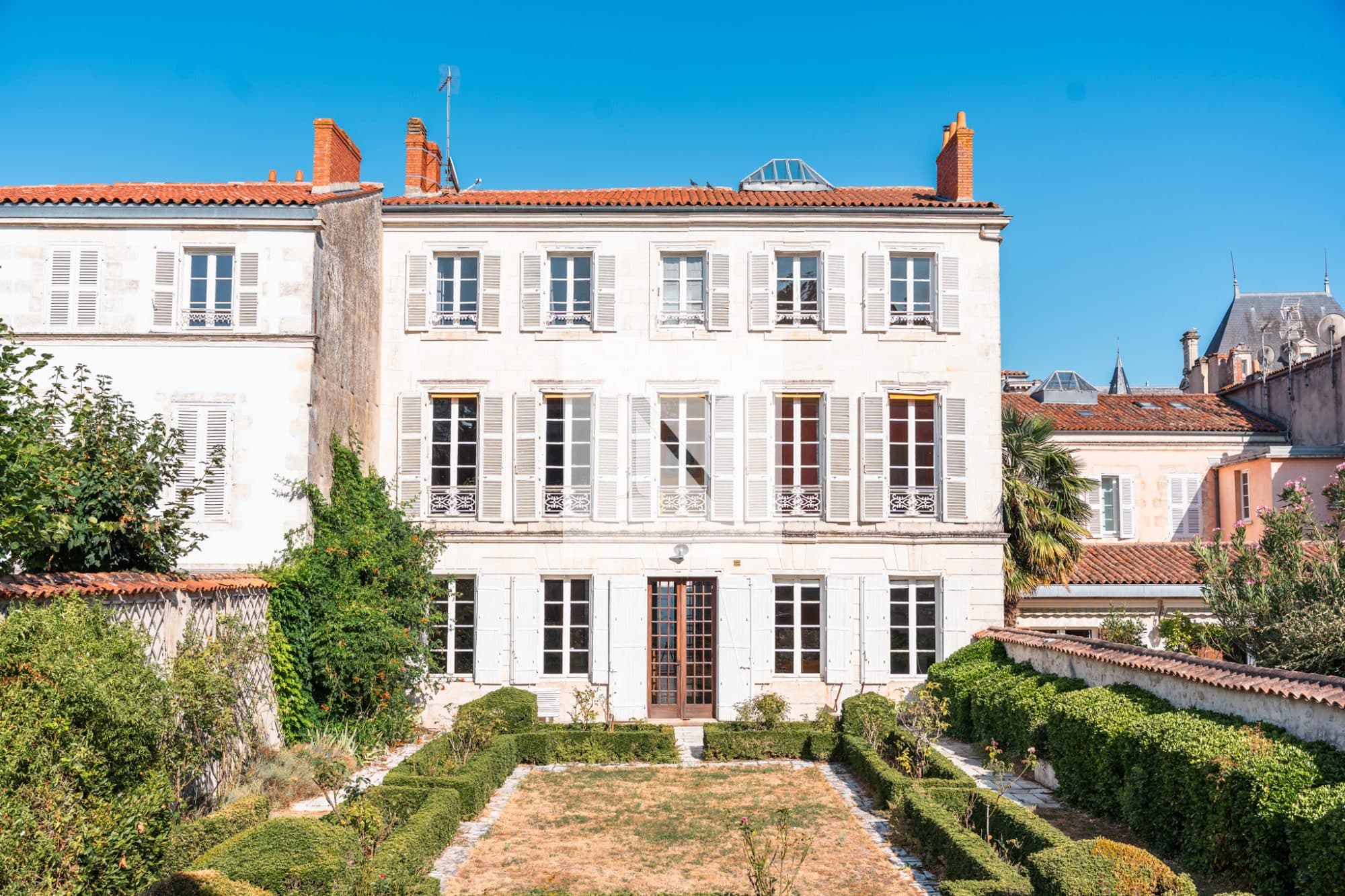 La Rochelle – Hôtel particulier 15 pièces, jardin et garage en centre-ville